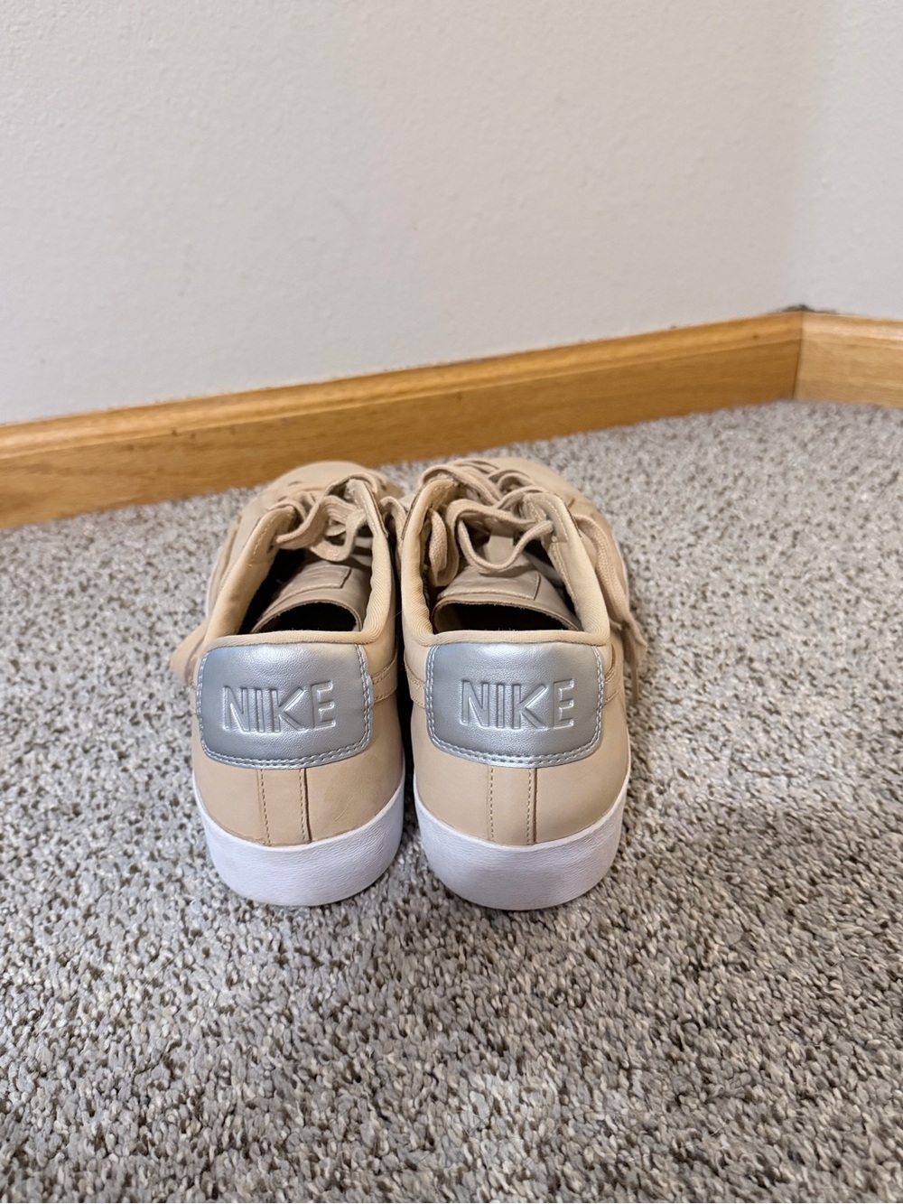 Nike Men’s 10.5/ womens 12 shoes - Picture 2 of 3